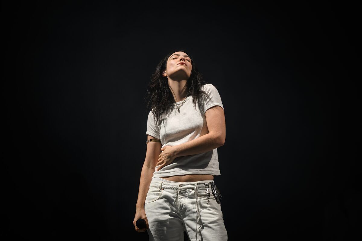 At stripped-down Toronto show, Lorde lets nothing get between her and the audience