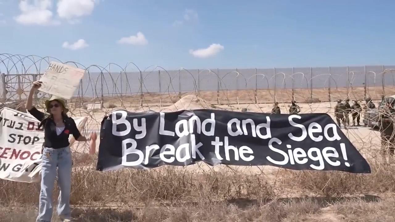 Protesters march to Gaza border demanding end to war
