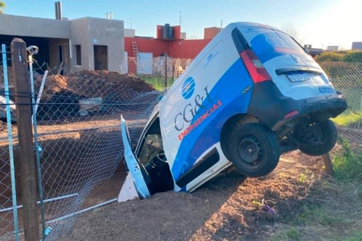 Robaron una ambulancia y terminaron en una pileta en construcción