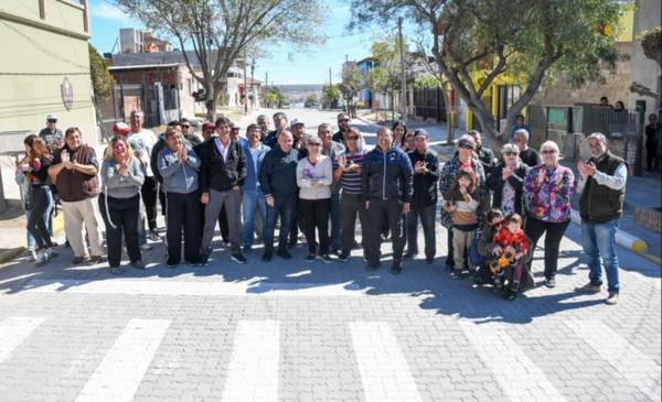 Se inauguró el adoquinado de la calle La Plata