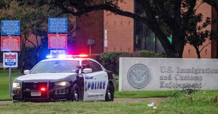 ICE rectifica y dice que solo murió un migrante en el tiroteo en su oficina en Dallas