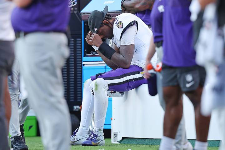 Lamar Jackson strains hamstring and Ravens lose 4 other starters to injuries in loss to Chiefs