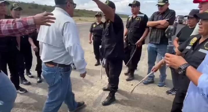 Cajamarca: ronderos castigan con chicotazos a gerente de Corpac por retrasos en aeropuerto de Jaén 
