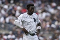 Yankees' All-Star infielder exits game with apparent arm injury