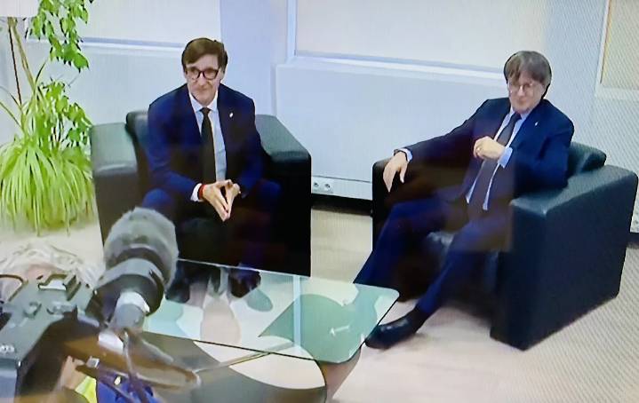 Illa amnistía políticamente al prófugo Puigdemont reuniéndose con él en Bruselas