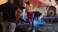 Motociclista se impacta contra tráiler en Las Industrias y resulta con lesiones de consideración