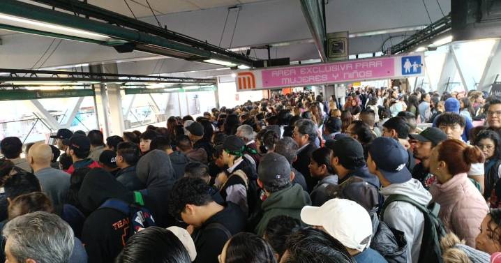 Línea 8 del Metro está ‘a reventar’ por retrasos de más de 15 minutos