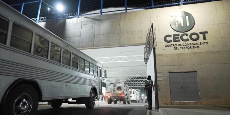 Migrantes deportados de Estados Unidos permanecen desaparecidos en El Salvador sin explicación oficial