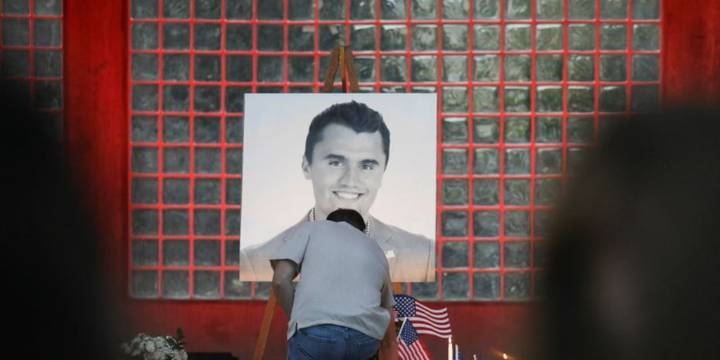 Avanza la investigación del crimen de Charlie Kirk: el FBI analiza miles de pistas mientras el sospechoso sigue prófugo