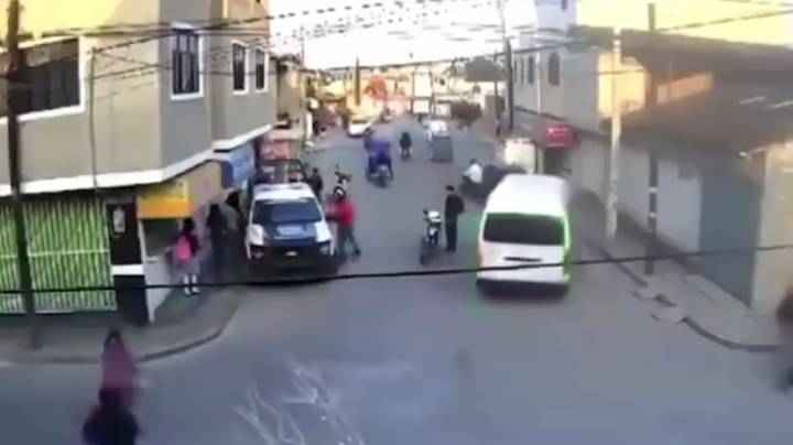 Inconcebible: Patrulla municipal atropella a madre e hija en Chimalhuacán; conductor es detenido