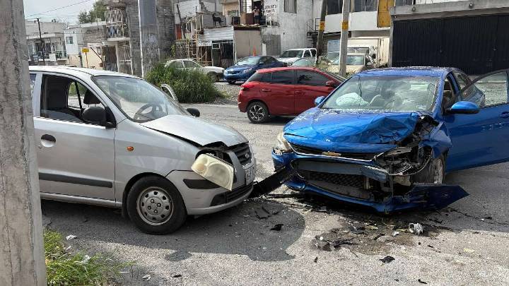 Aparatoso choque de crucero en avenida Luis Elizondo en Monterrey deja un lesionado