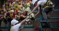 Entre flores y arneses: así se construyó el 'puzzle' de ramos de la Ofrenda Floral a la Virgen de las Angustias