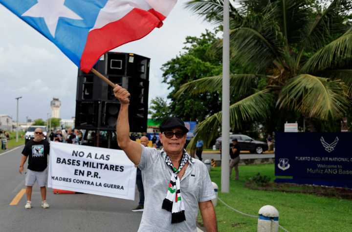 Cientos de puertorriqueños protestan contra las maniobras militares de EE.UU. en la isla