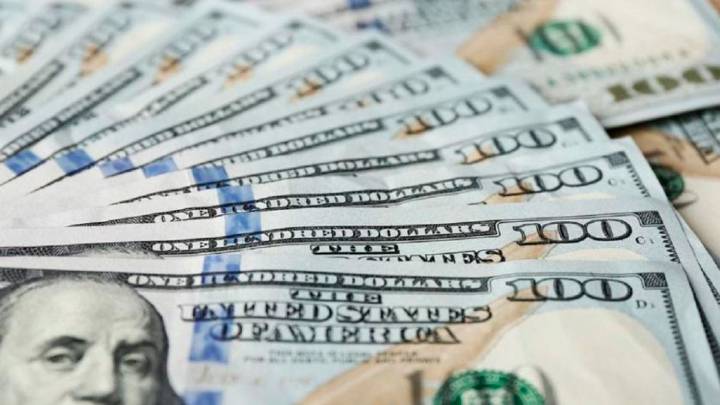 Tras la restricción anunciada por el Gobierno, el dólar sigue subiendo