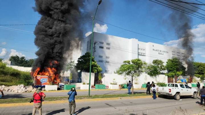 Queman camionetas frente a Palacio de Justicia de Iguala