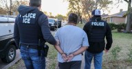 Agitador anti-ICE de Chicago enfrenta cargos federales tras amenazar con matar a un agente