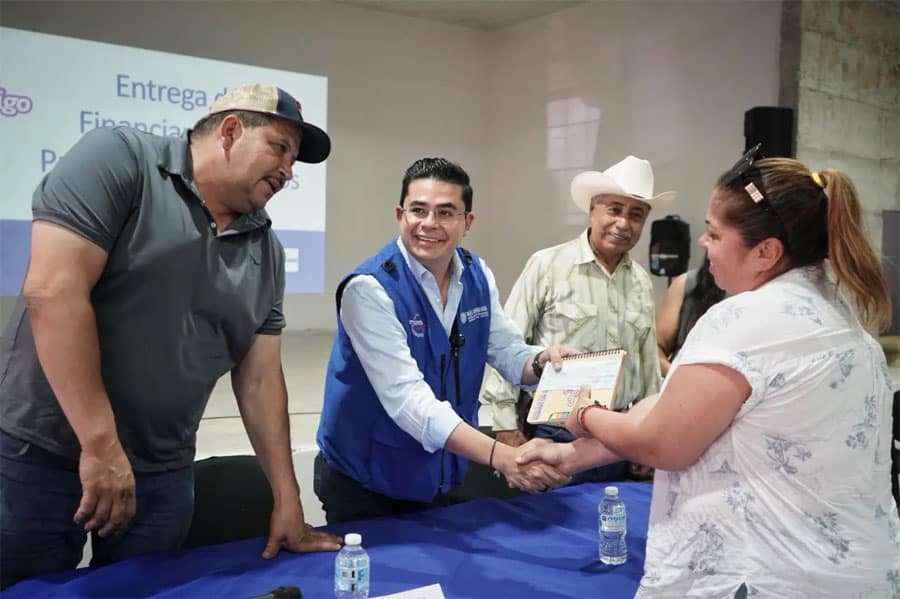 Entrega Loera recursos a emprendedores de Camargo