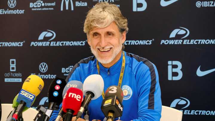 Pablo Alfaro corre la Nocturna de Sevilla a ciegas y en silencio: "Es la mejor manera de sentir lo que ellos sienten"