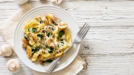 Pasta con champiñones, cebolla y ajo asado: una bomba de sabor que vas a querer degustar re calentita en la cena