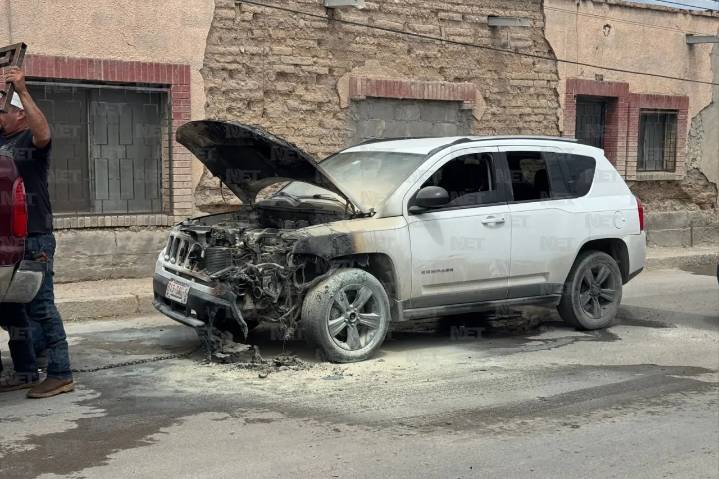 Se incendia camioneta con familia a bordo en la colonia Santa Rosa