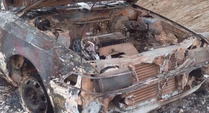 Delincuentes incendian vehículo tras fallida extorsión en Huánuco