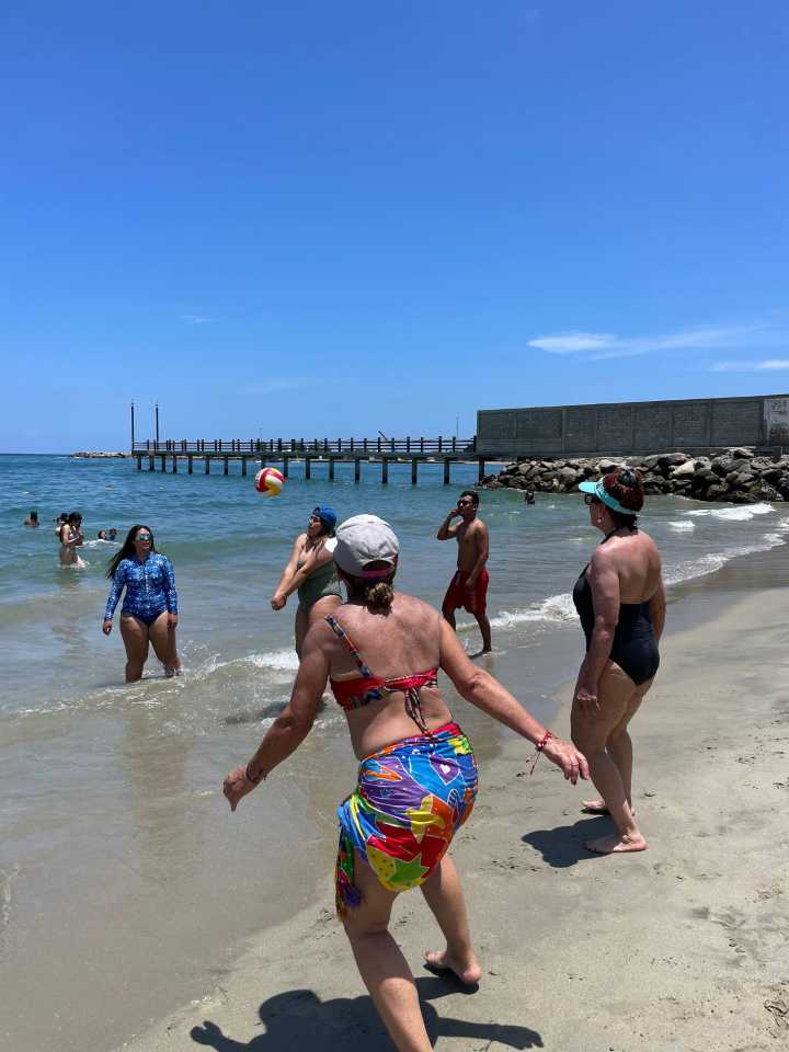 Alcaldía de Los Salias lleva a más de 100 abuelos sanantoñeros a disfrutar de un día de playa en La Guaira