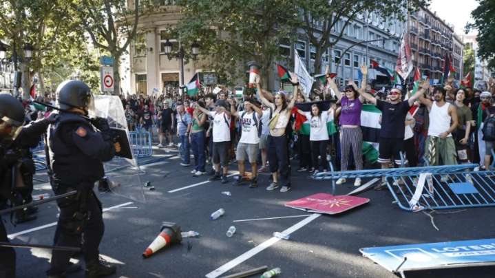 Los incidentes en el final de La Vuelta dejan 22 policías heridos y dos detenidos