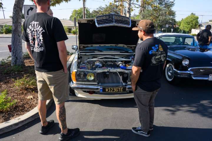 Carros y Café, un club que une a la comunidad a siete meses del incendio en Altadena