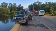Aparatoso choque frontal en puente de acceso a La Llave