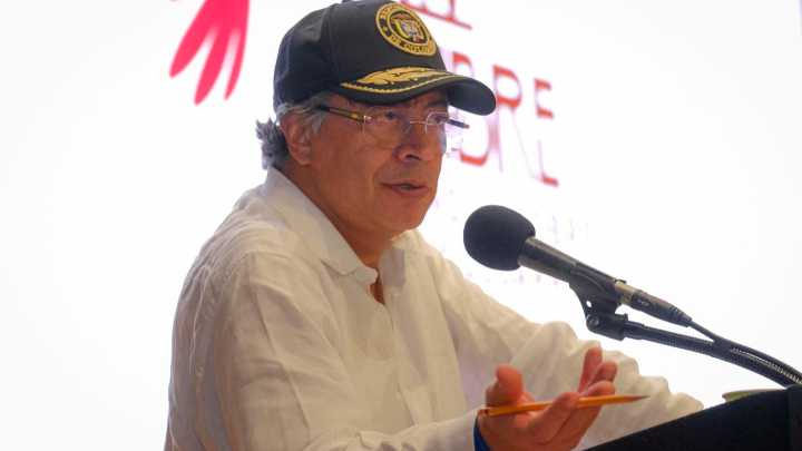 Petro dice que alcaldes que viajan a EE. UU. cometen un delito porque intentan suplantarlo