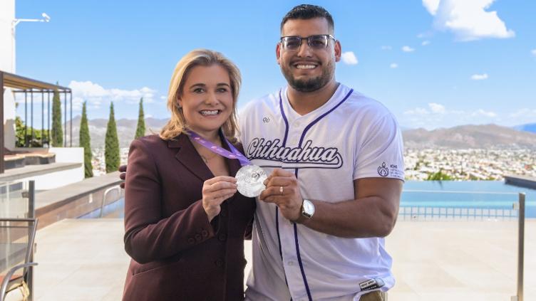 Felicitó Maru a Uziel Muñoz por su medalla de plata en Tokio