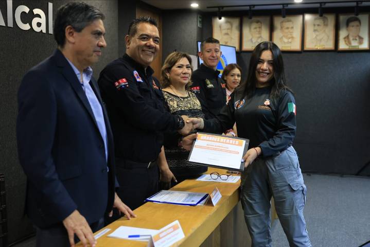 Reconocen a rescatistas en el Día Nacional de Protección Civil