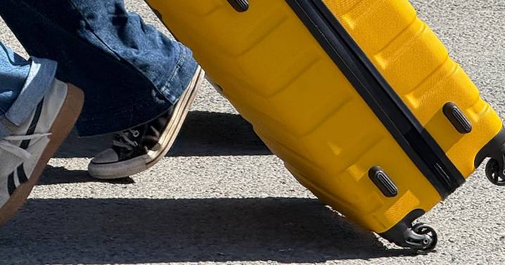 American Tourist’s Suitcase Maneuver on Historic Steps Stirs Outrage