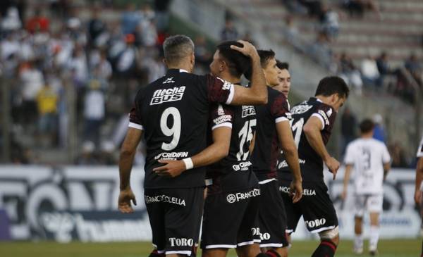 Colón se salvó del descenso en la Primera Nacional