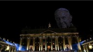 Miles de drones recrearon el rostro del papa Francisco en un concierto en el Vaticano