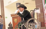 Video: Cumple su sueño de cantar a compañeros