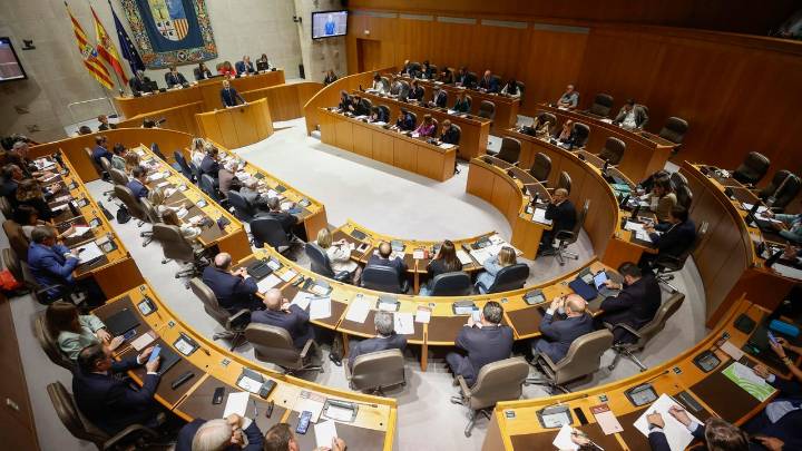 Un título póstumo a Lambán desata la polémica en Aragón: el homenaje de Azcón apenas recibe aplausos socialistas