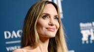 Angelina Jolie reinventa el vestido gabardina que marca cintura de avispa a los 50+