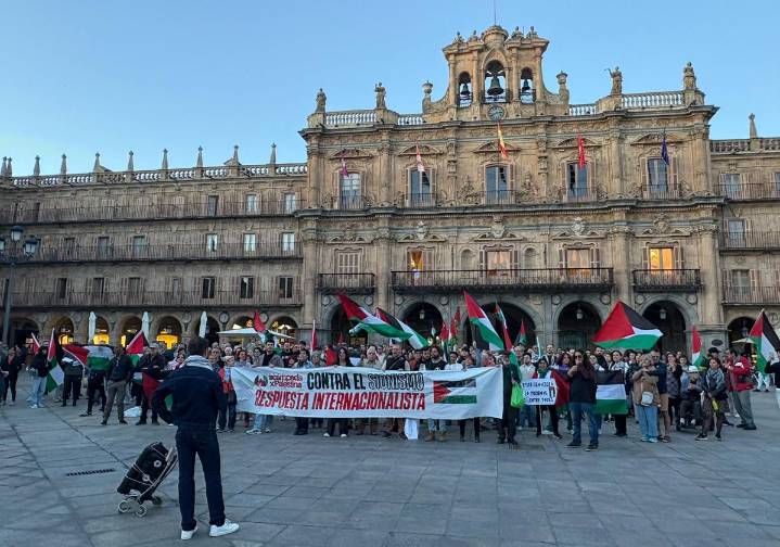 Hasta 200 personas se concentran en Salamanca en apoyo a la misión humanitaria en Palestina: «Es hora de actuar»