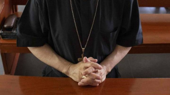 Se arrodilló a rezar ante el altar de una iglesia antes de amenazar al sacerdote con un arma en Bogotá