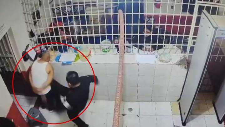 VIDEO: Policía da golpiza a recluso en penal de Huejotzingo, Puebla; SSP investiga