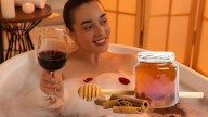 Por qué bañarte con miel y canela si deseas atraer el amor
