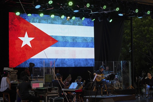 Silvio Rodríguez inicia gira latinoamericana con un repleto concierto en la Universidad de La Habana