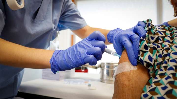 Dos fallecidos y 20 afectados más por un brote de covid y gripe en una residencia de Sevilla