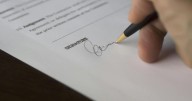 El Estatuto de los Trabajadores lo confirma: el artículo 8 asegura que tu contrato se debe hacer obligatoriamente por escrito en estos casos
