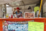 Payaso juarense se viraliza por vender tostadas de frijoles en las calles