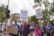 Protestan guionistas y actores afuera de Disney por Kimmel