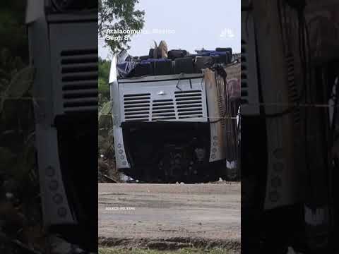 10 people killed after train hits bus in Mexico