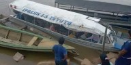Gestante en alto riesgo, un hombre con sonda y un adolescente sufren volcadura de ambulancia fluvial en Loreto