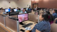 Miembros de la comunidad Mam aprenden computación en Oakland